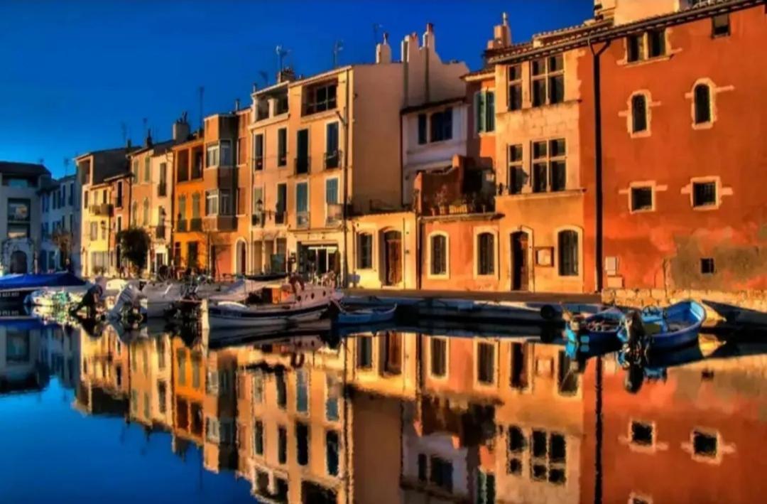 Les Hebergements De La Plage En Ville Martigues Room photo